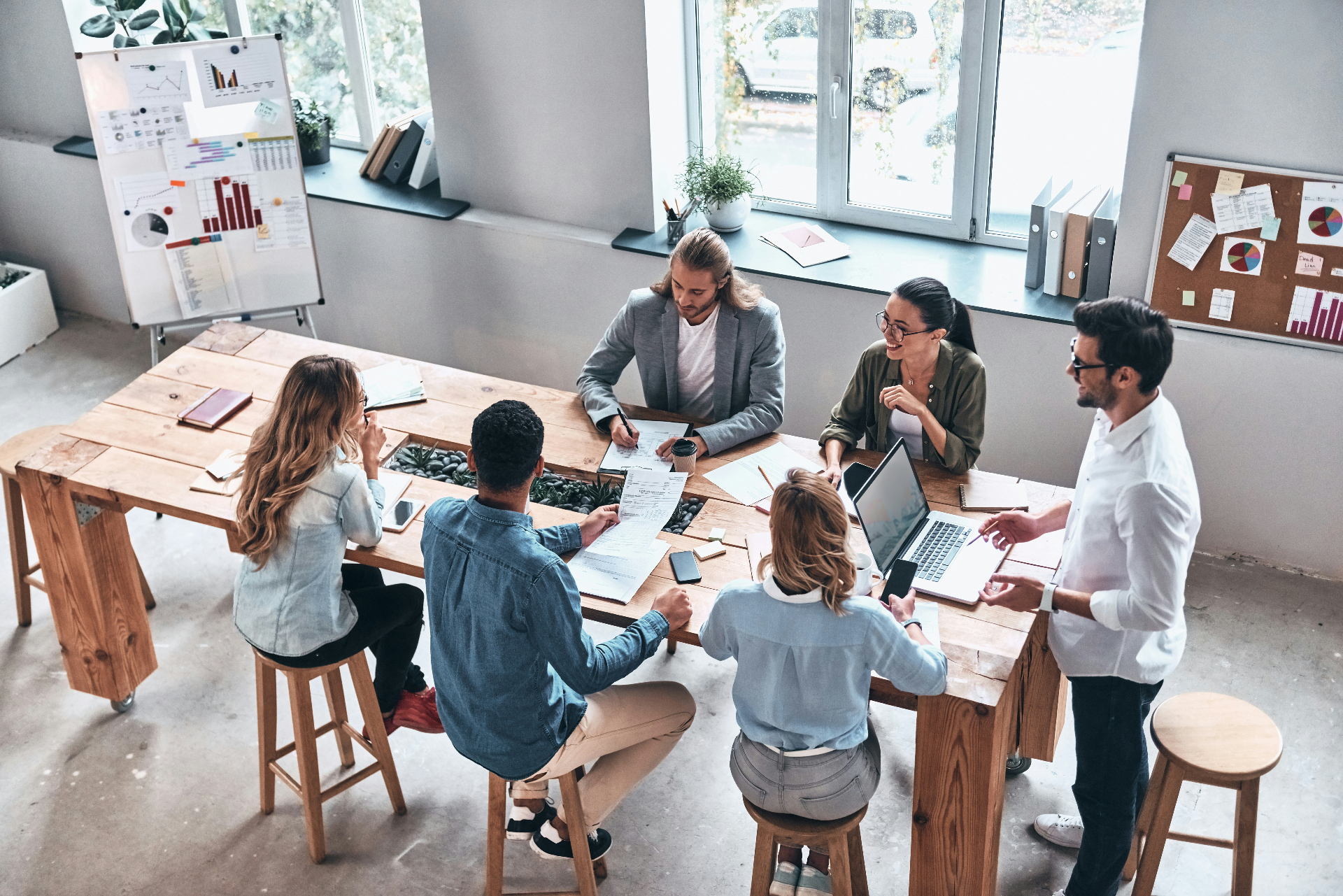 Team bei der Zusammenarbeit in einem modernen Büro